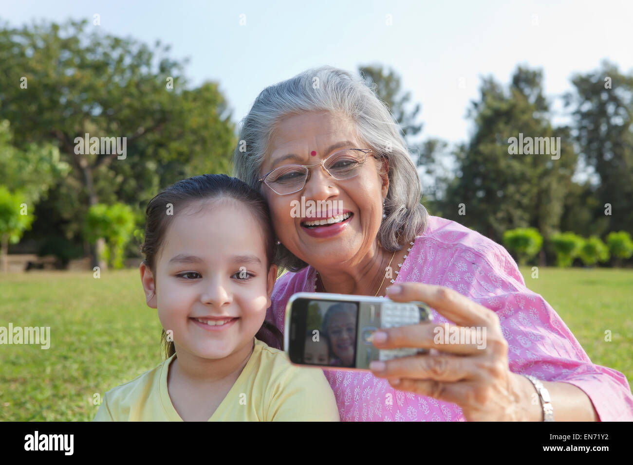 Nonna e nipote di prendere un ritratto di auto Foto Stock