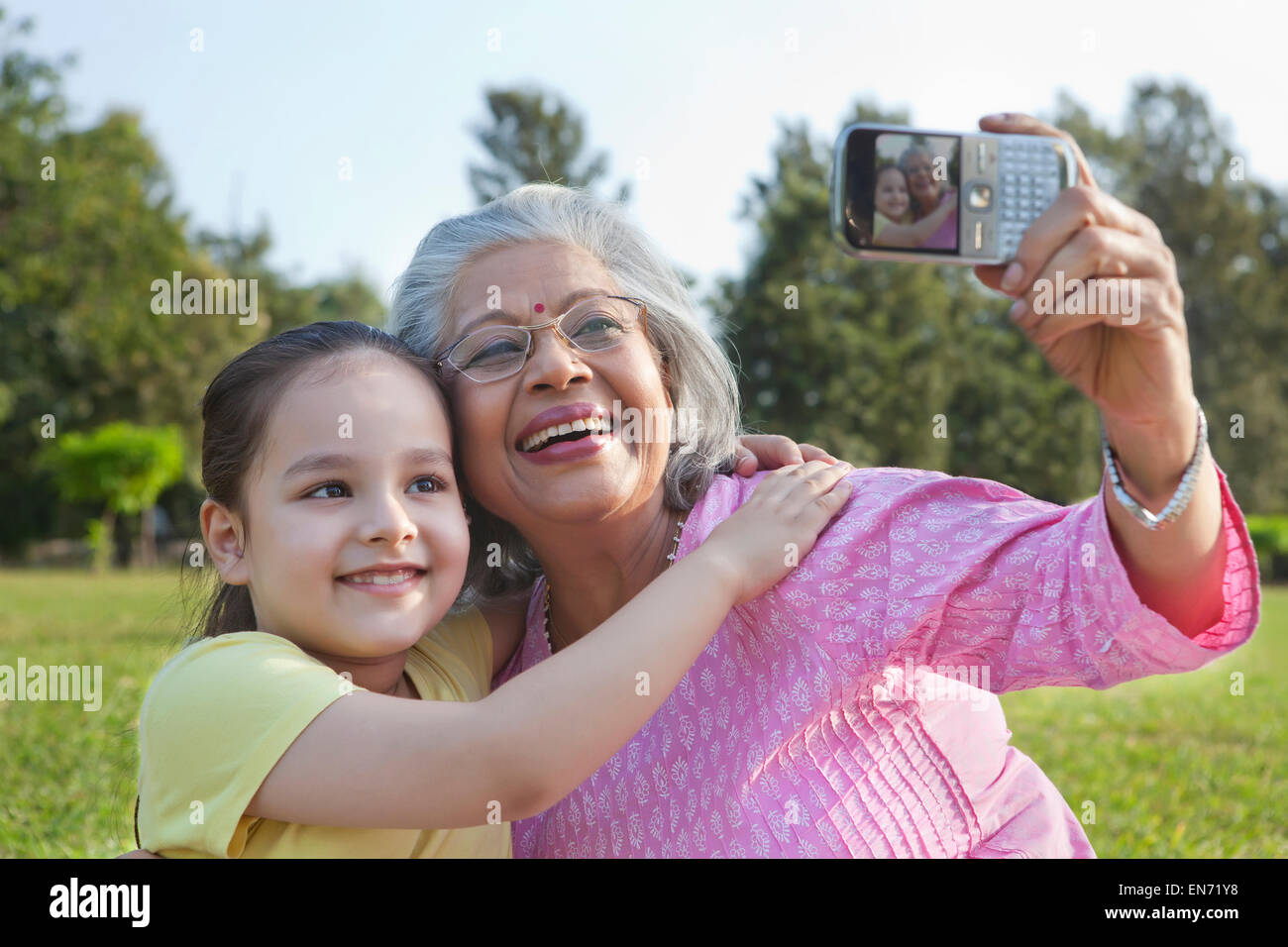Nonna e nipote di prendere un ritratto di auto Foto Stock