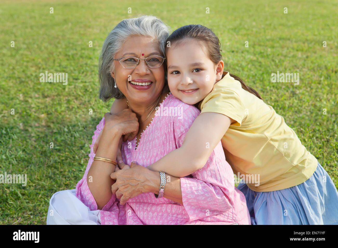 Ritratto di Nonna e nipote di sorridere Foto Stock