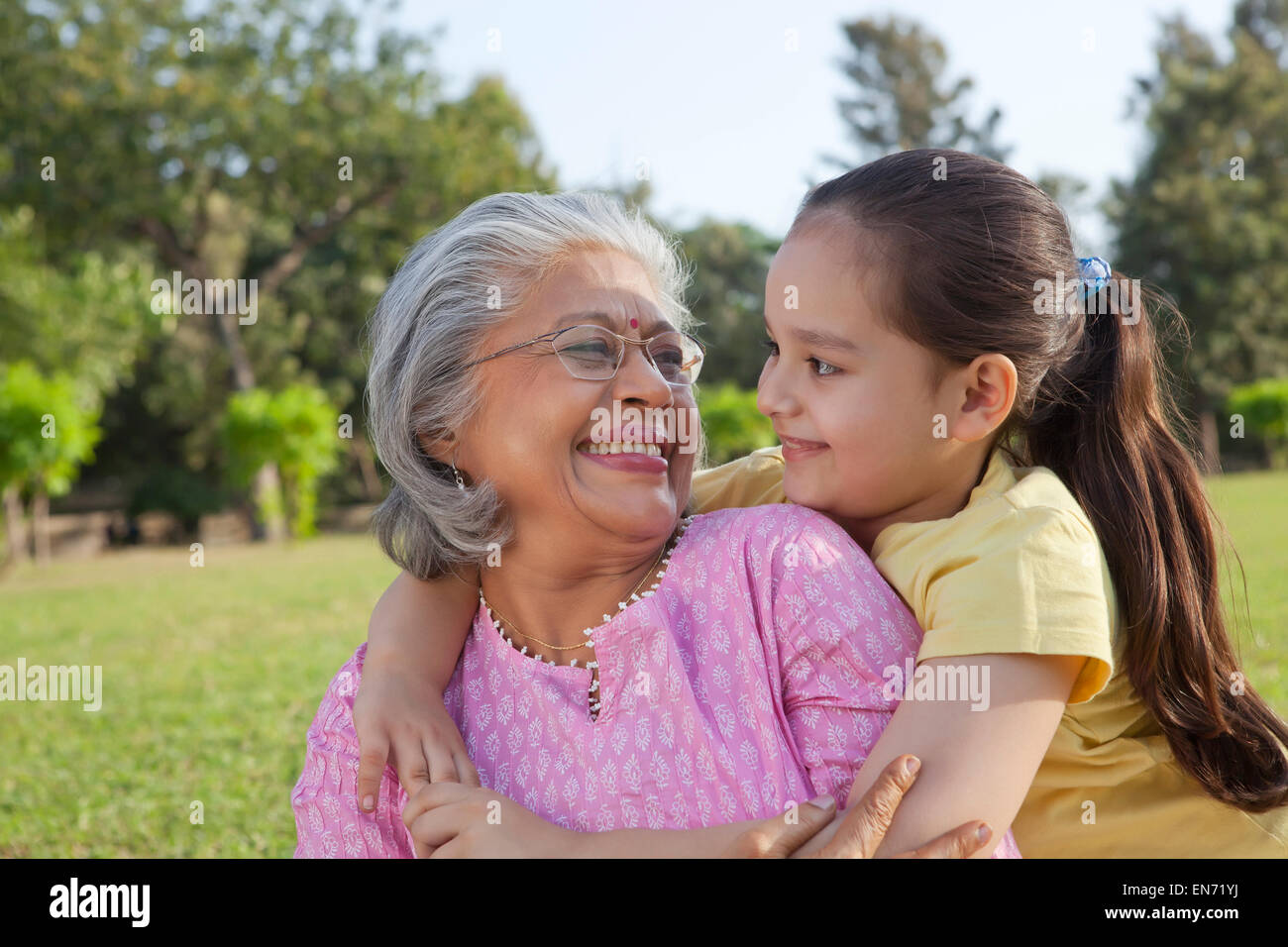 Nonna e nipote di sorridere Foto Stock