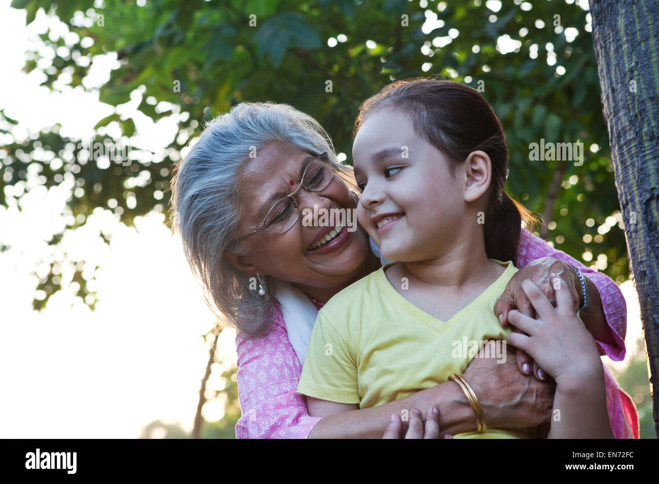 Nonna abbracciando la nipote Foto Stock