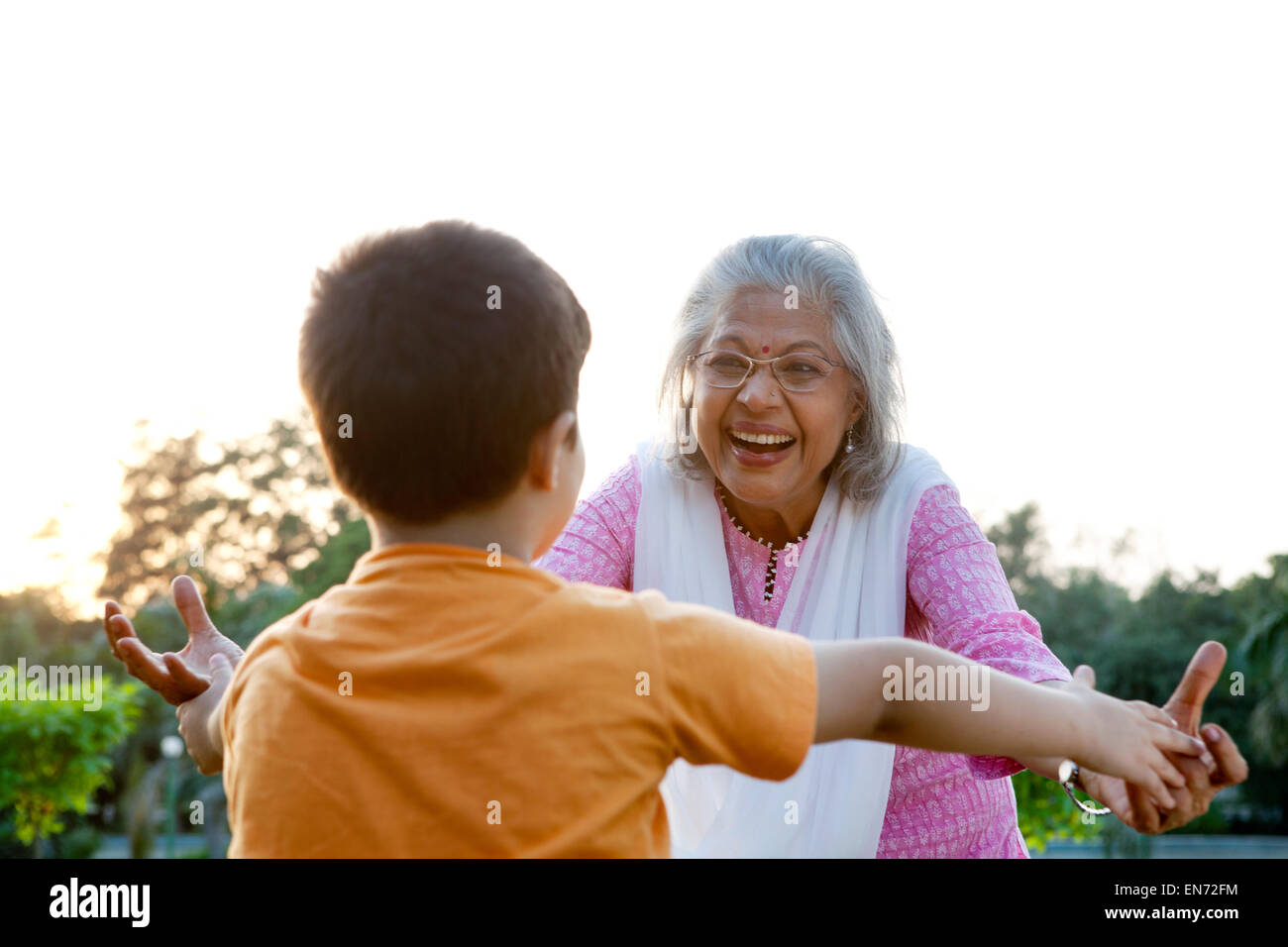 Nonna circa a abbraccio nipote Foto Stock