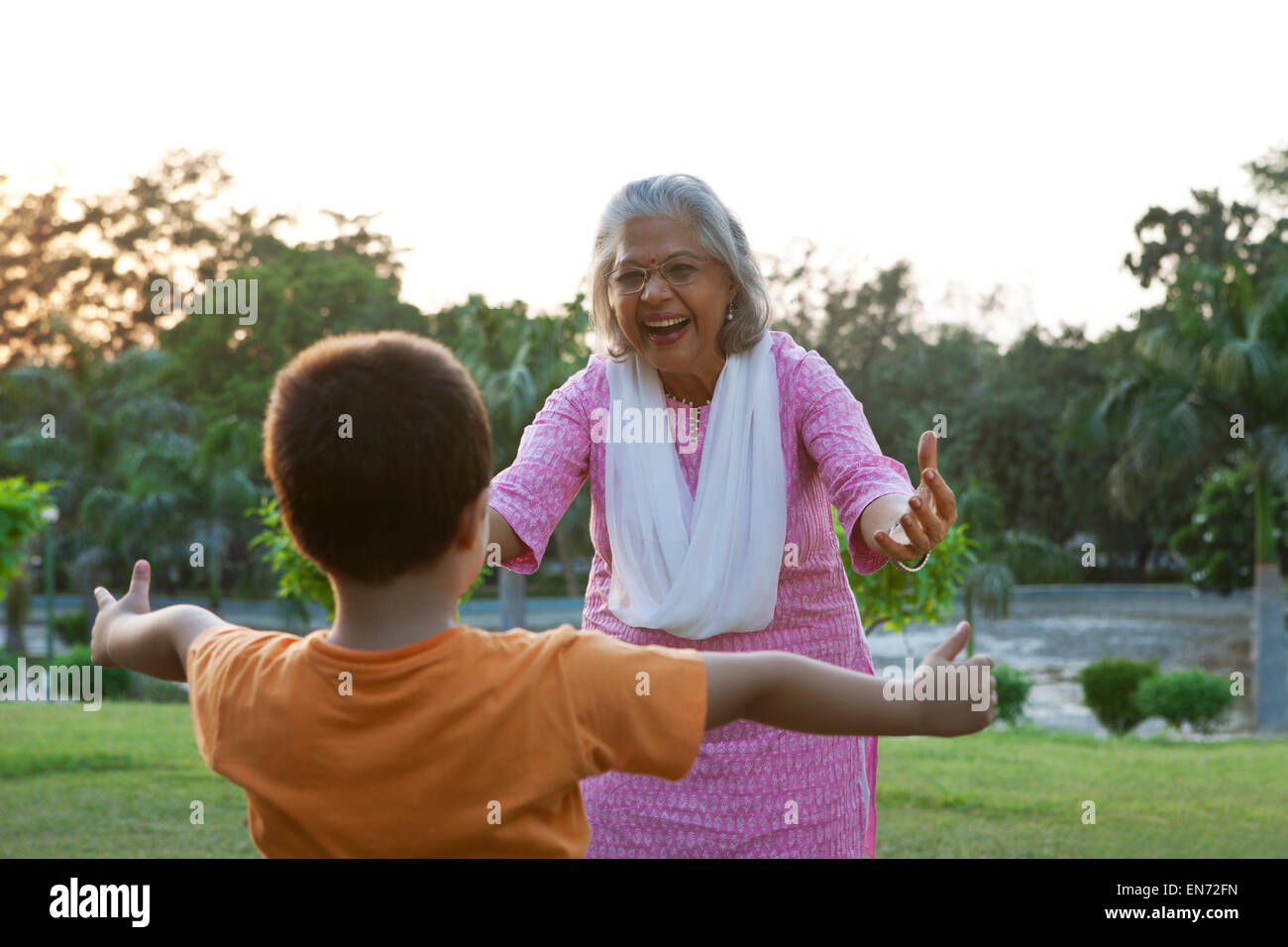 Nonna circa a abbraccio nipote Foto Stock