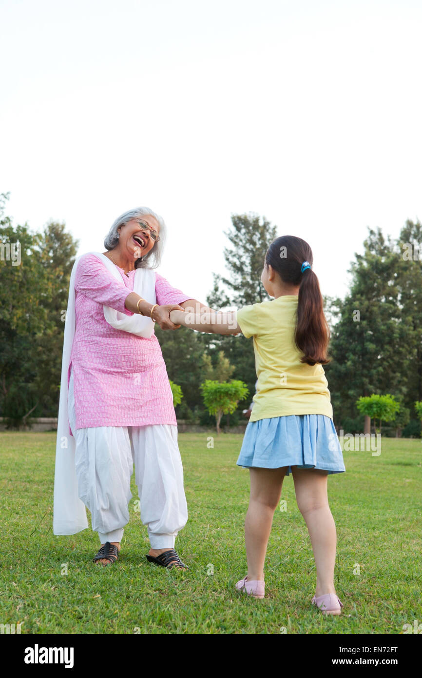 Nonna e nipote la riproduzione Foto Stock