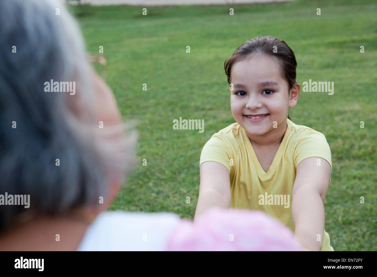 Ritratto della ragazza che gioca con la nonna Foto Stock