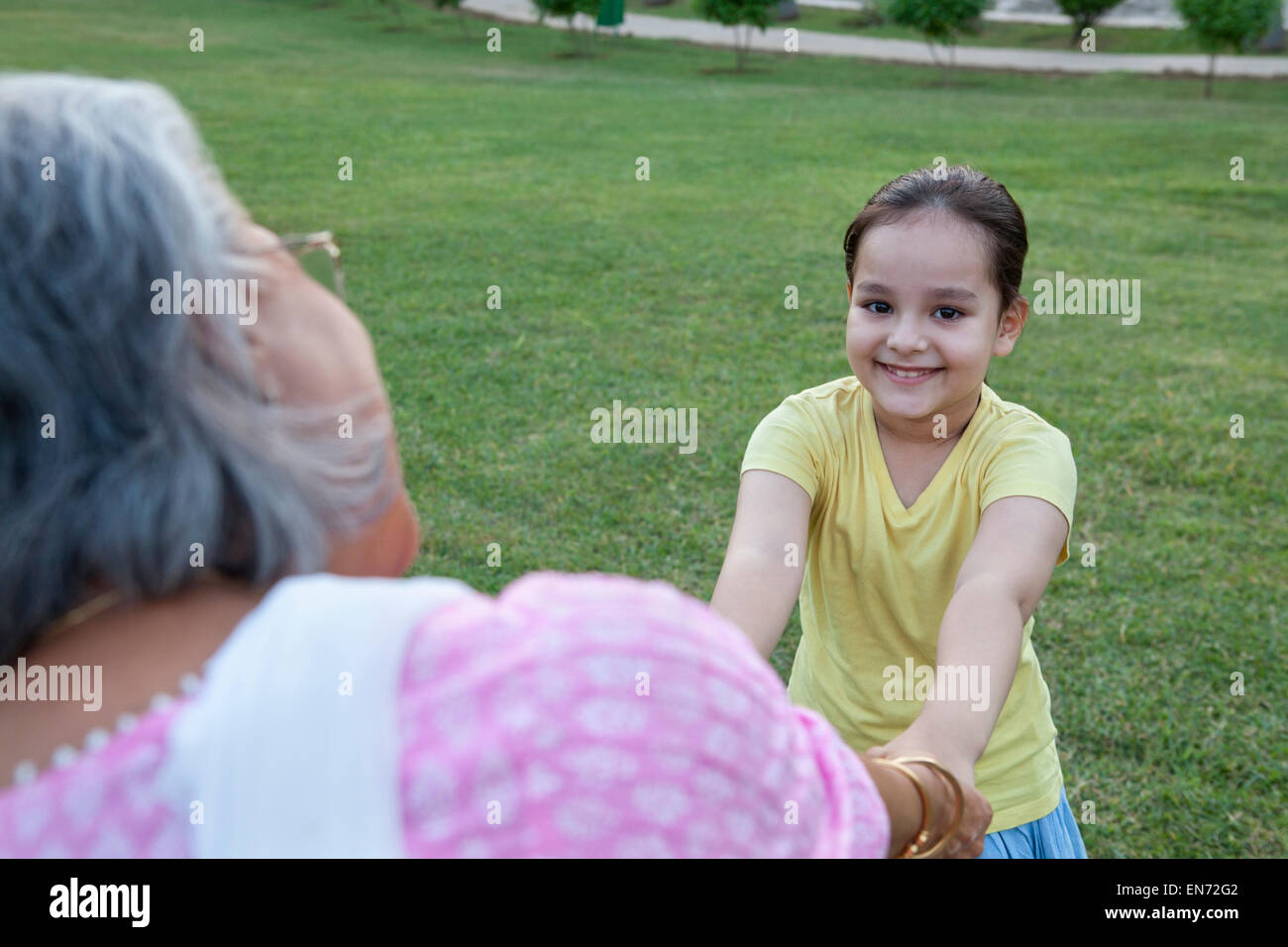 Ritratto della ragazza che gioca con la nonna Foto Stock
