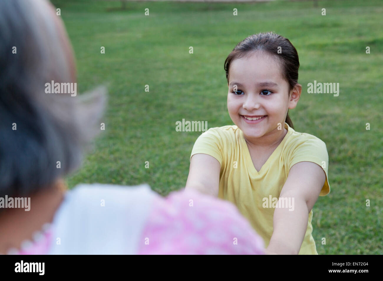 Ragazza che gioca con la nonna Foto Stock