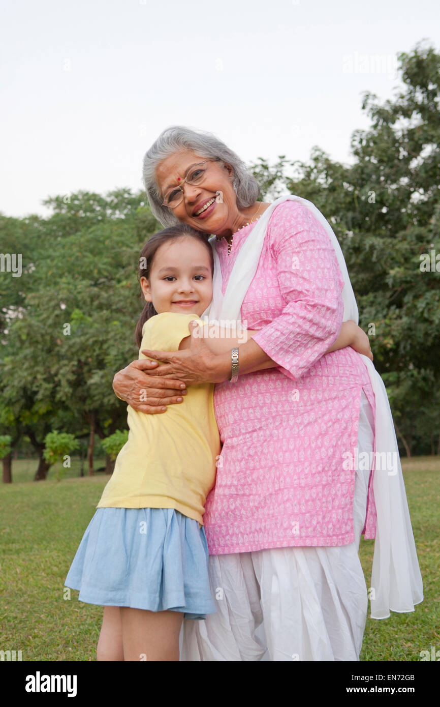 Ritratto di Nonna e nipote avvolgente Foto Stock