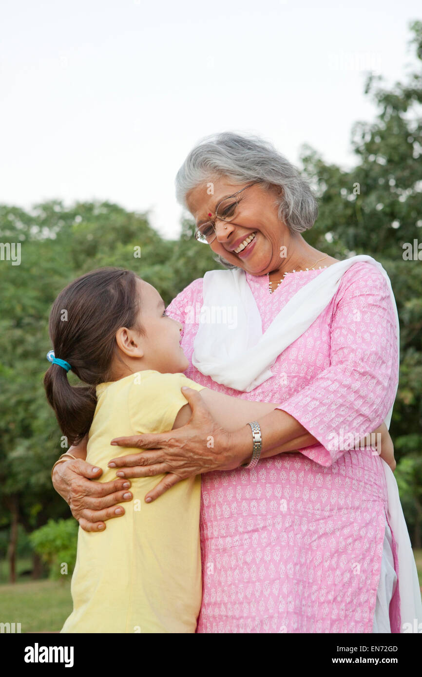 Nonna e nipote avvolgente Foto Stock