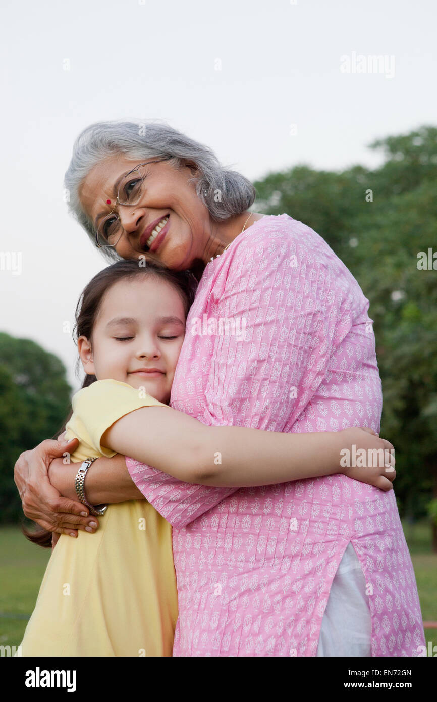 Nonna e nipote avvolgente Foto Stock