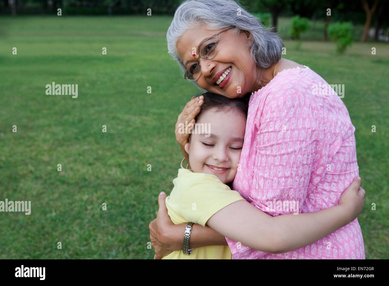 Nonna e nipote avvolgente Foto Stock