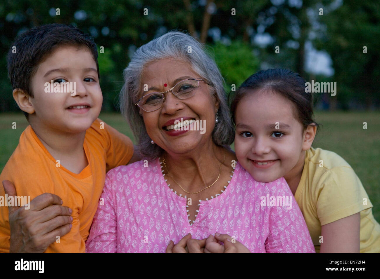 Ritratto di nonna con i nipoti Foto Stock