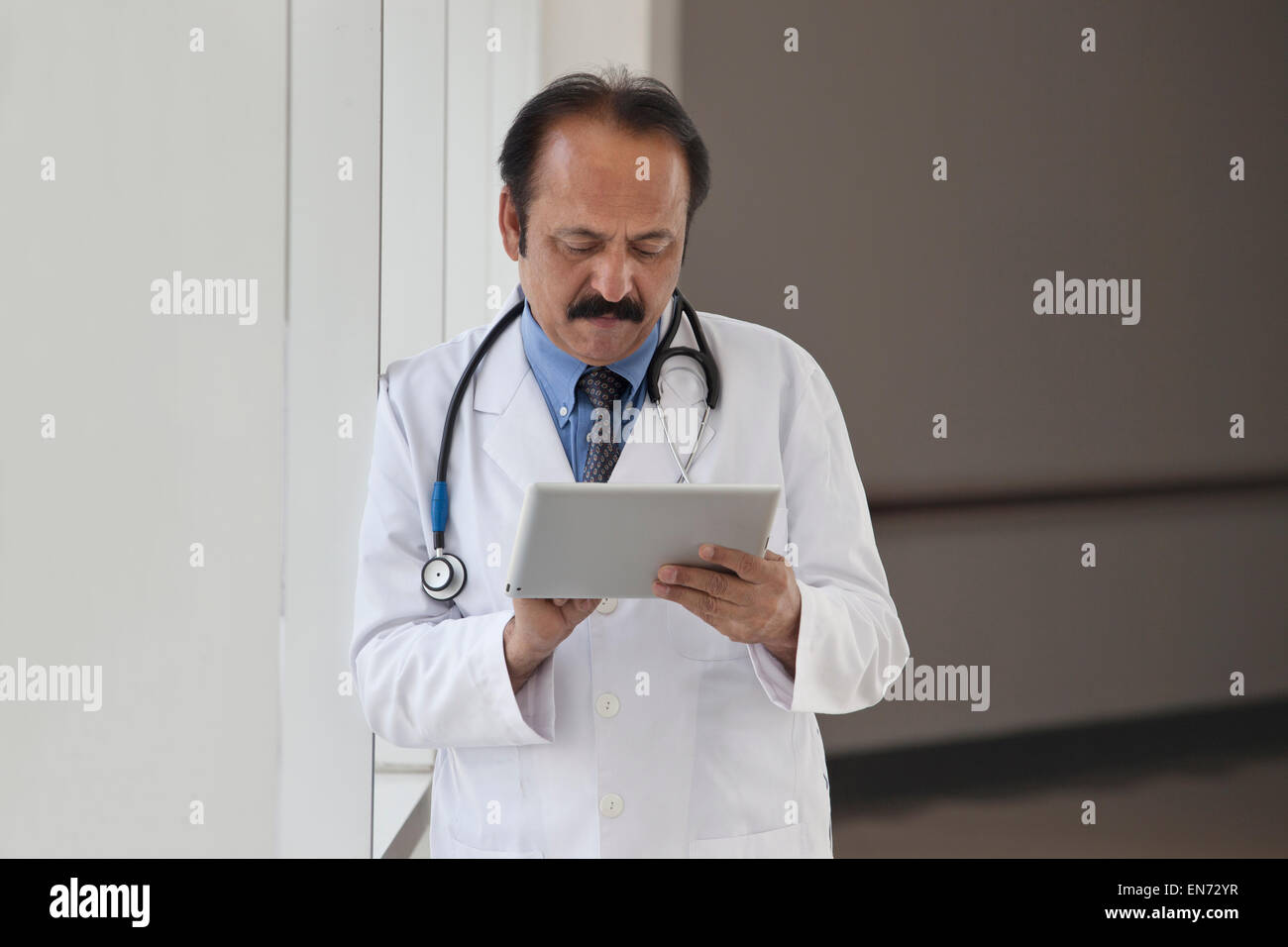 Medico con una tavoletta digitale Foto Stock