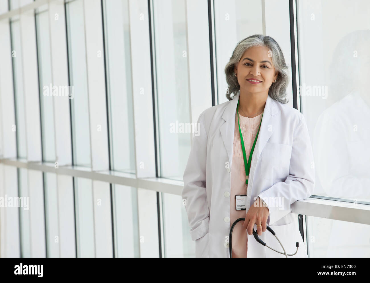 Ritratto di un medico donna sorridente Foto Stock