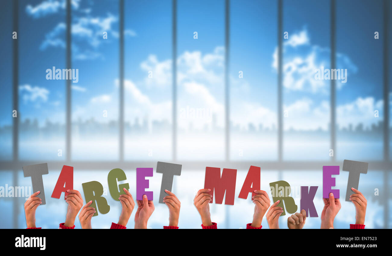 Immagine composita delle mani che mostra mercato di destinazione Foto Stock