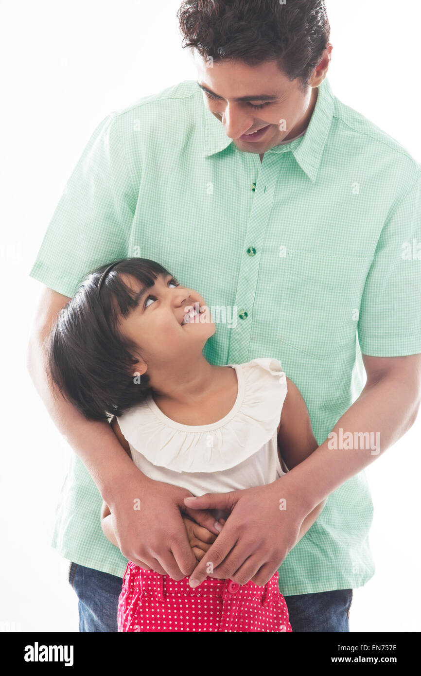 Padre guardando in giù a sua figlia Foto Stock