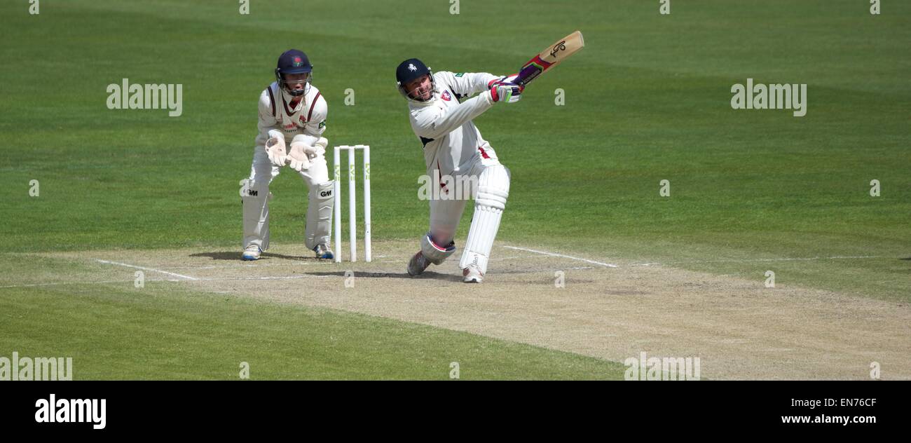 Emirates Old Trafford, Manchester, Regno Unito. Il 29 aprile, 2015. Darren Stevens (Kent) aziona una palla da Simon Kerrigan (Lancs) per 6 nel giorno finale della quattro giorni di divisione 2 gara di Campionato.Cricket Lancashire v Kent, Manchester REGNO UNITO. Credito: Giovanni friggitrice/Alamy Live News Foto Stock