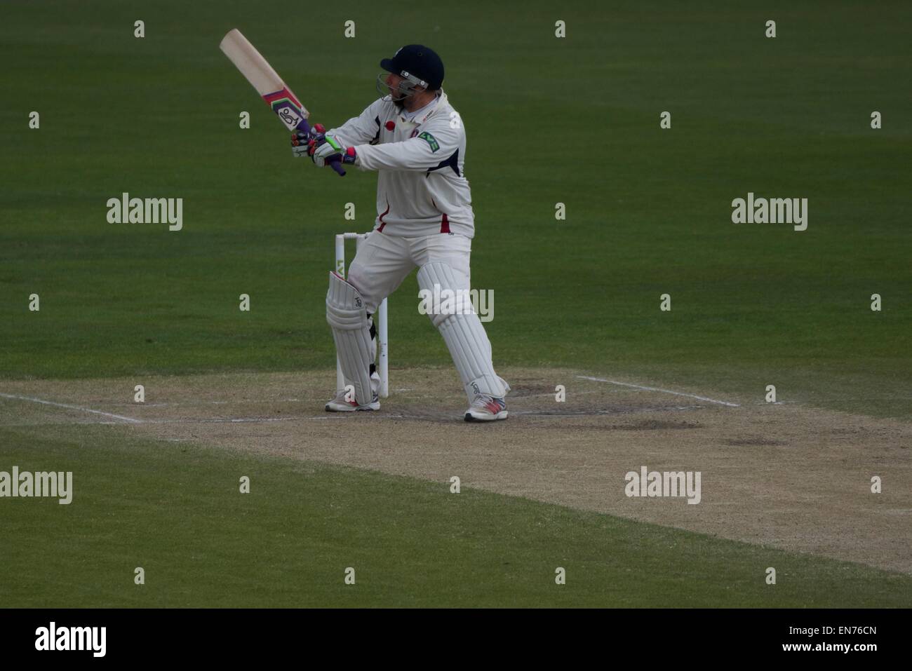 Emirates Old Trafford, Manchester, Regno Unito. Il 29 aprile, 2015. Darren Stevens (Kent) guida la palla sulla slitta per 4 nel giorno finale della quattro giorni di divisione 2 gara di Campionato.Cricket Lancashire v Kent, Manchester REGNO UNITO. Credito: Giovanni friggitrice/Alamy Live News Foto Stock
