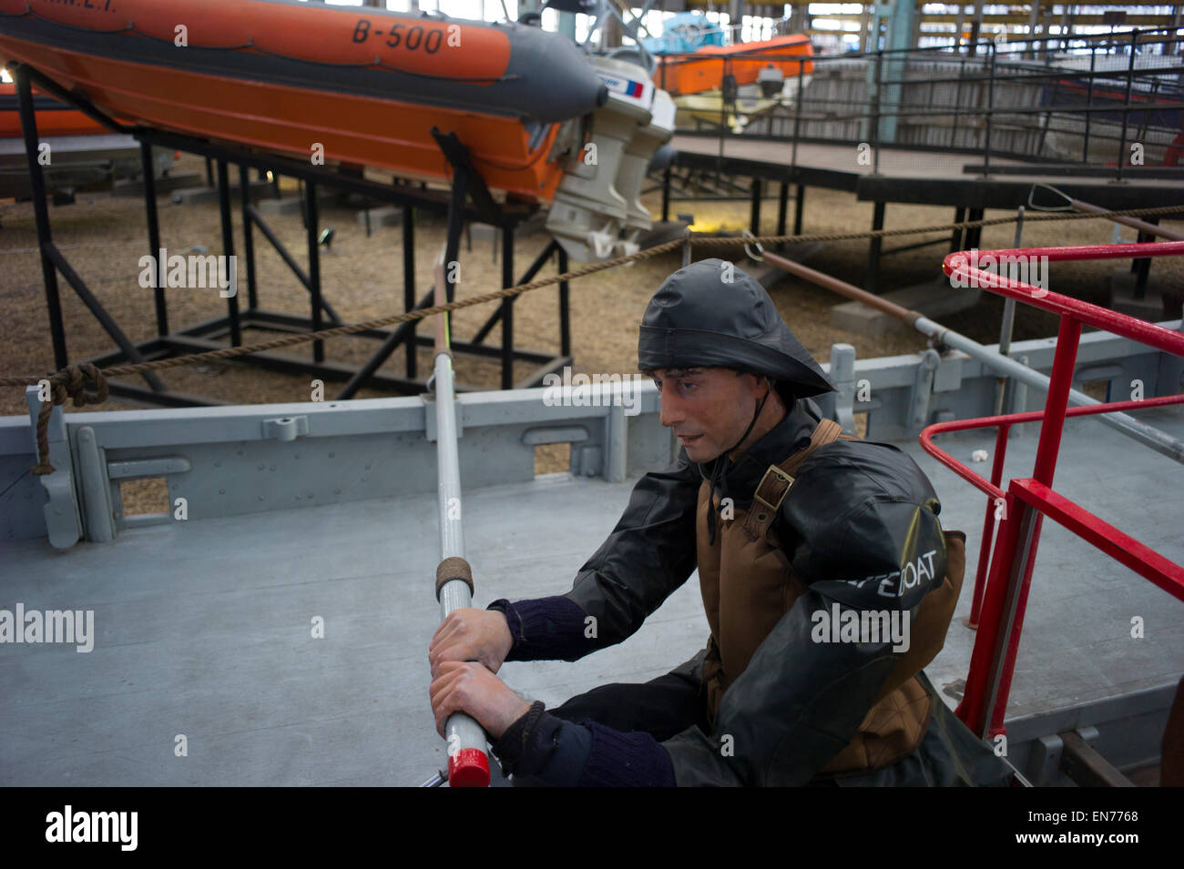 Modello di una scialuppa di salvataggio uomo canottaggio la sua barca a Chatham Historic Dockyard Foto Stock