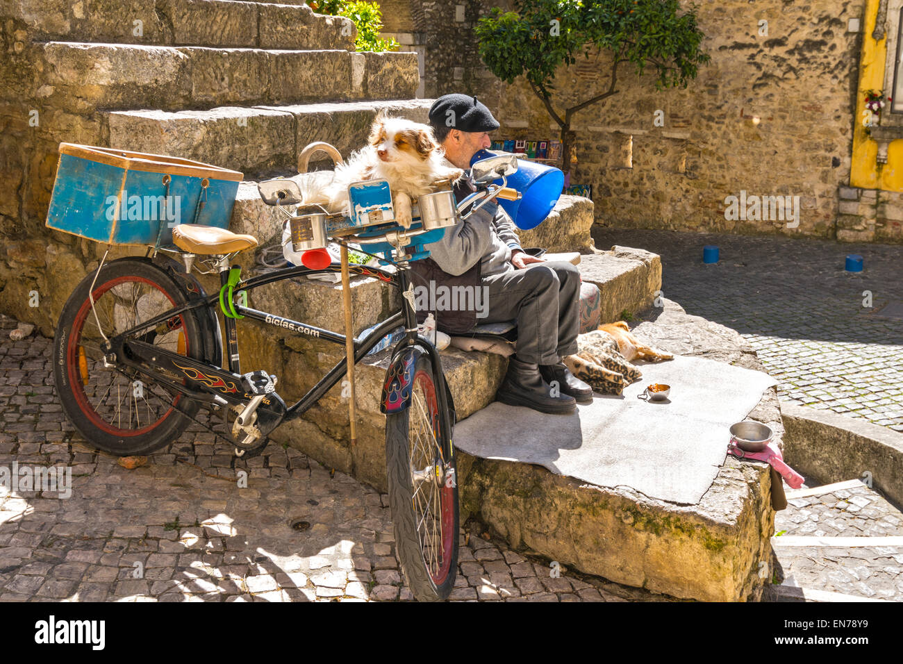 Lisbona portogallo BICYLE e cane con uomo cantano per guadagnare un po' di soldi Foto Stock