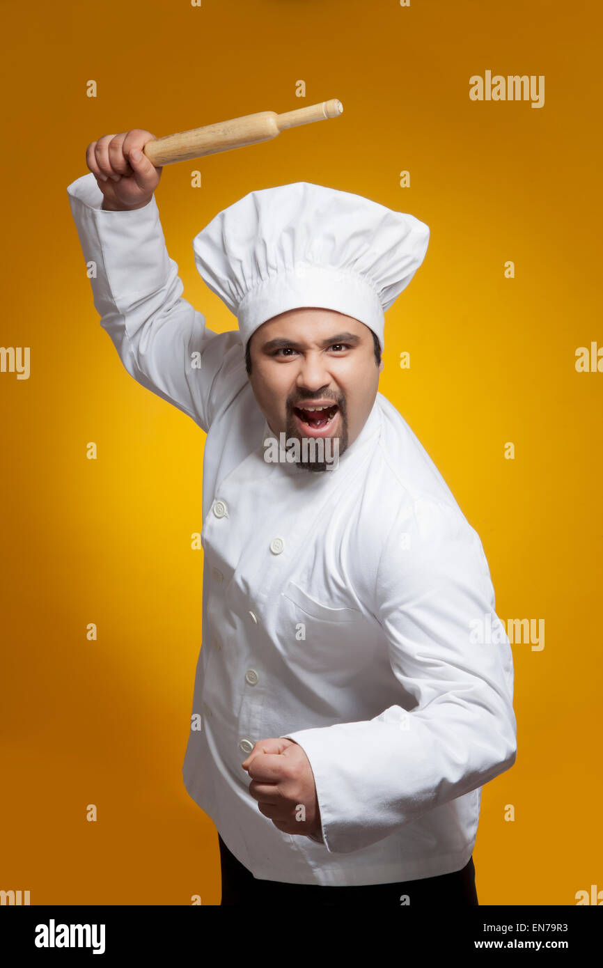 Ritratto di chef arrabbiato con il mattarello Foto Stock