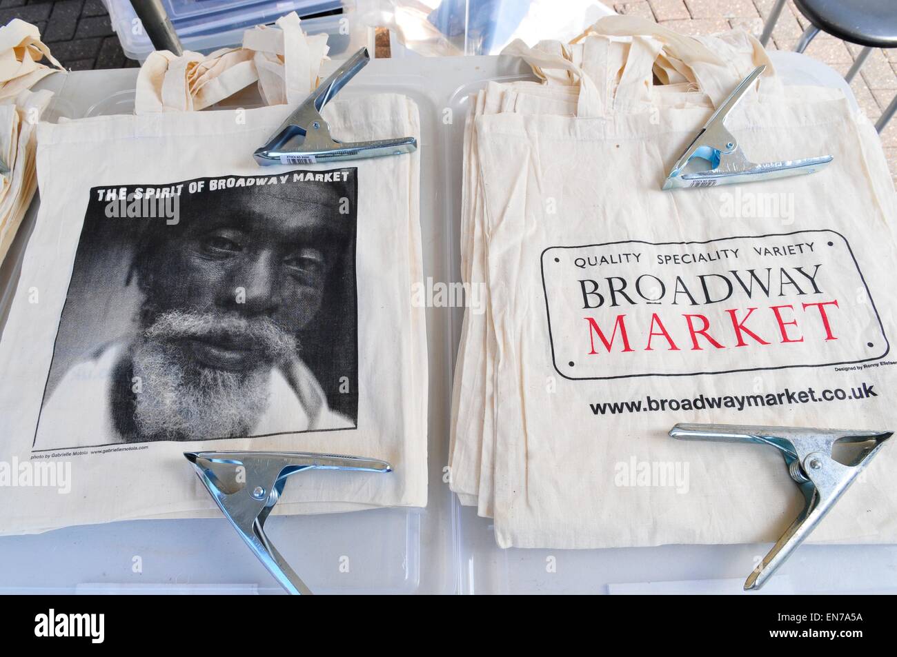 Hessian sacchetti in Broadway Market, London, England, Regno Unito Foto Stock