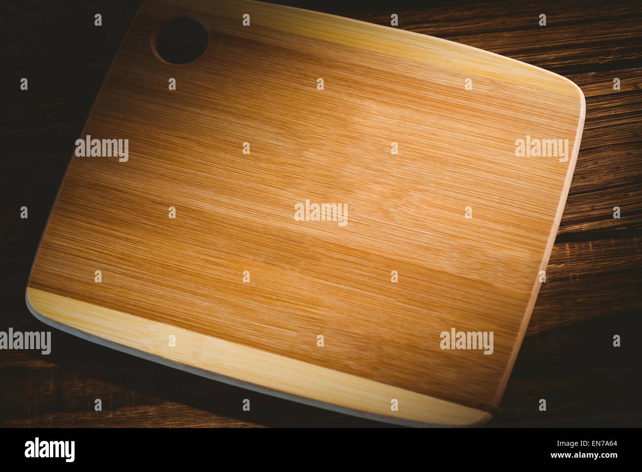 Tavola di legno su un tavolo Foto Stock