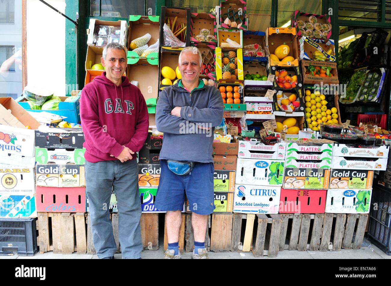 Michanicou Bros di frutta e verdura, Negozio di Clarendon Road, Londra, W11 Foto Stock