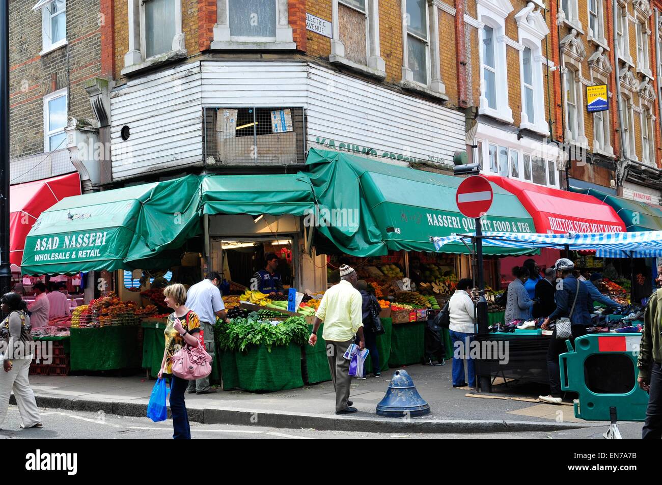 Frutta e verdura negozi, mercato di Brixton, Brixton, London, England, Regno Unito Foto Stock