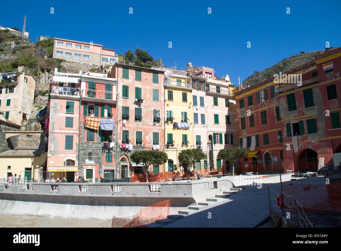 Cinque Terre, Italia - Vernazza colorato villaggio di pescatori dal mare Mediterraneo. Foto Stock