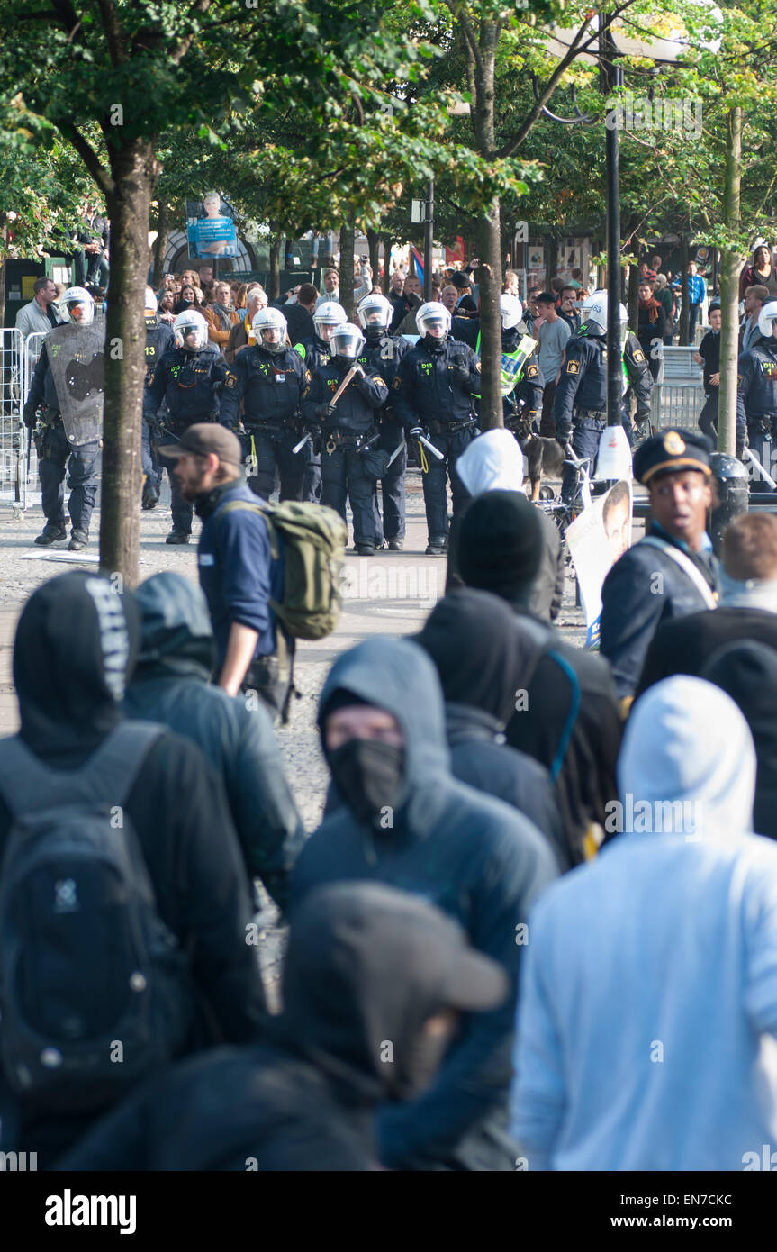 Stoccolma, Svezia, 30 agosto 2014: proteste contro la manifestazione neonazista. Foto Stock