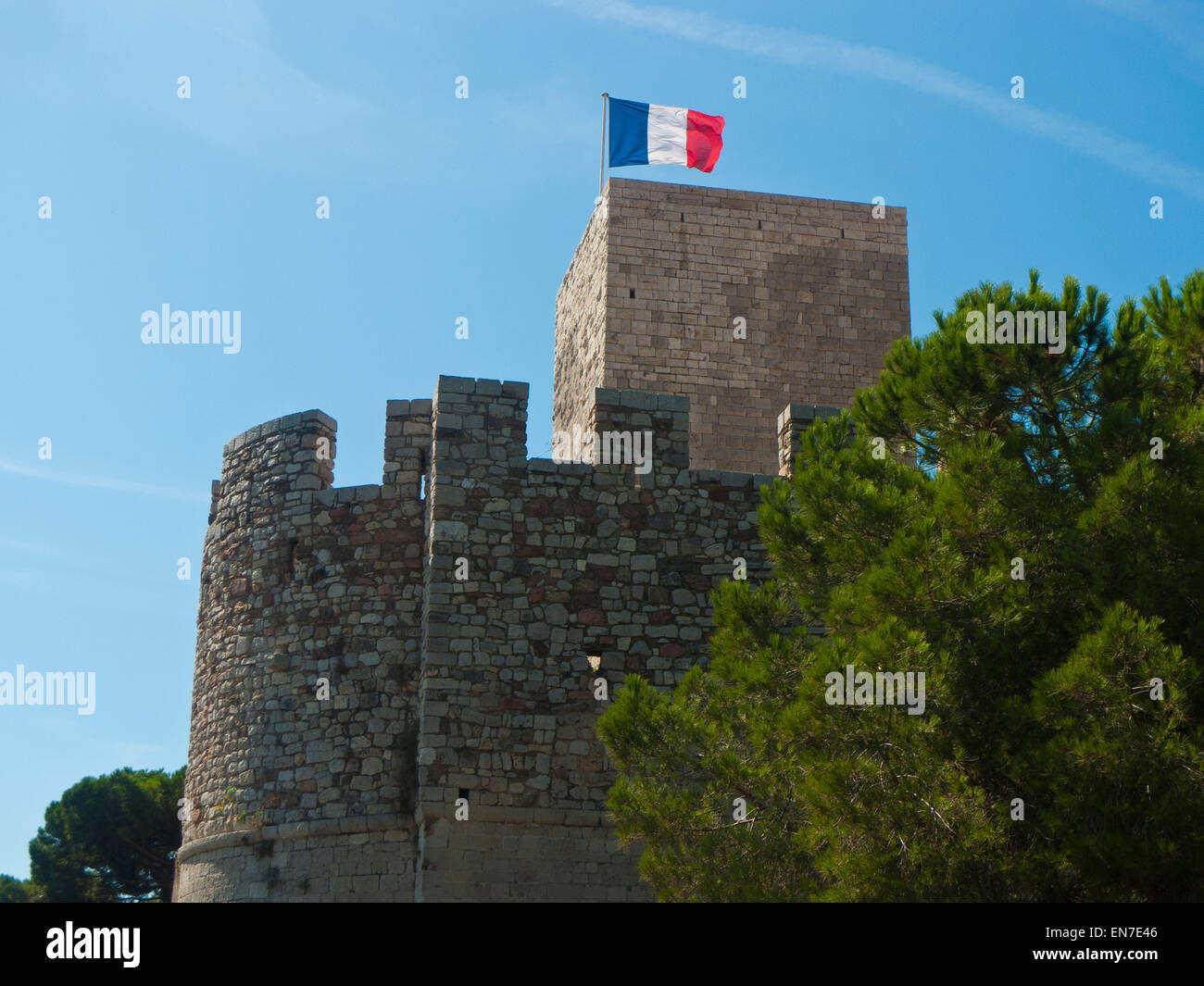 Bandiera francese sorvolano vecchio castello in Cannes. Foto Stock