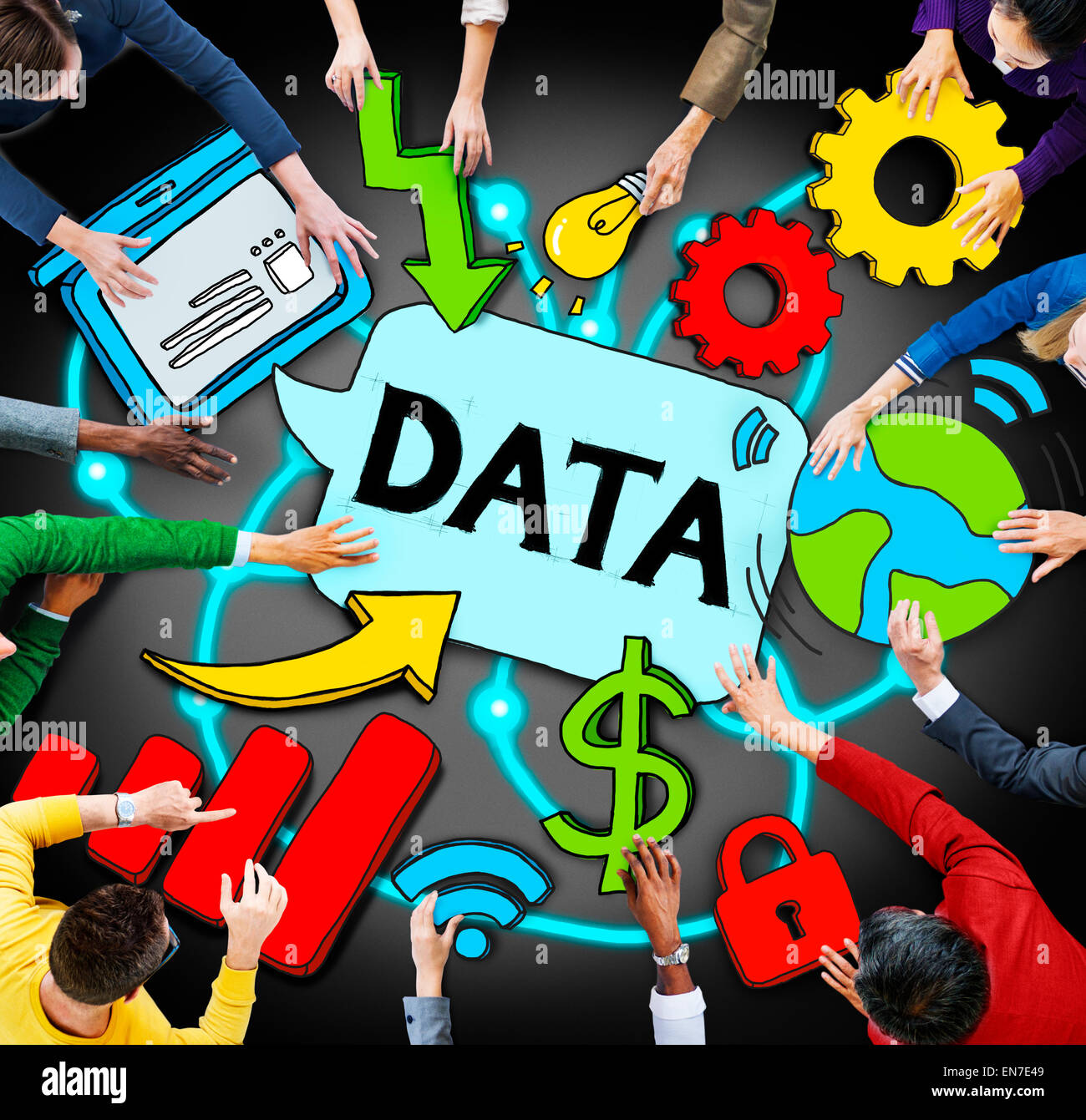 Un gruppo di persone di affari a discutere circa i dati Foto Stock