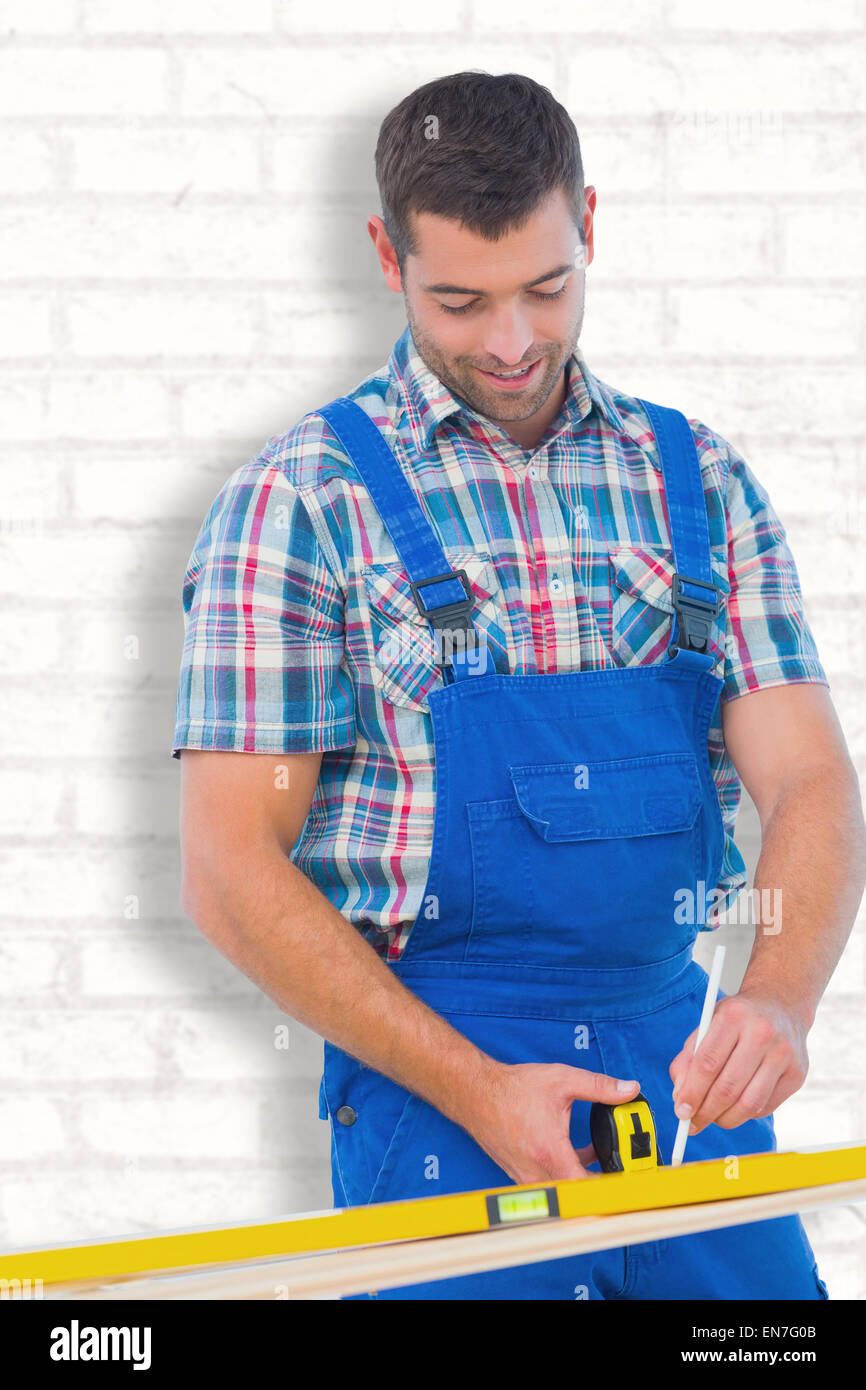 Immagine composita di carpenter marcatura sul listone con nastro di misurazione Foto Stock