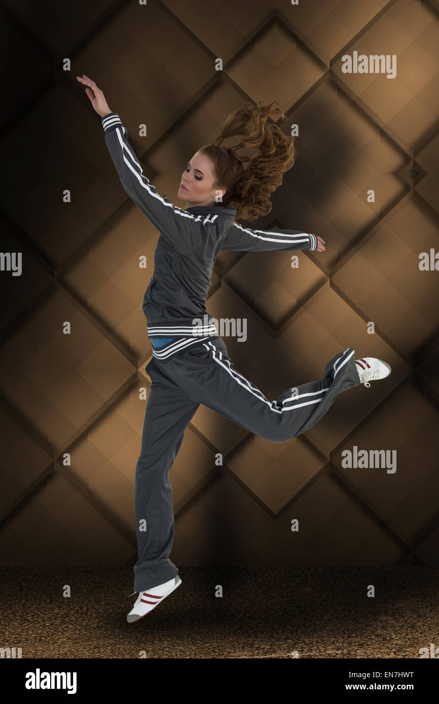 Immagine composita di piena lunghezza laterale di una sportiva giovane biondo jumping Foto Stock