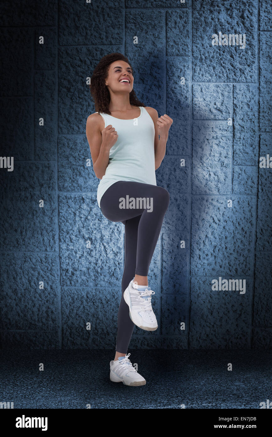 Immagine composita di montare la donna facendo esercizio aerobico Foto Stock