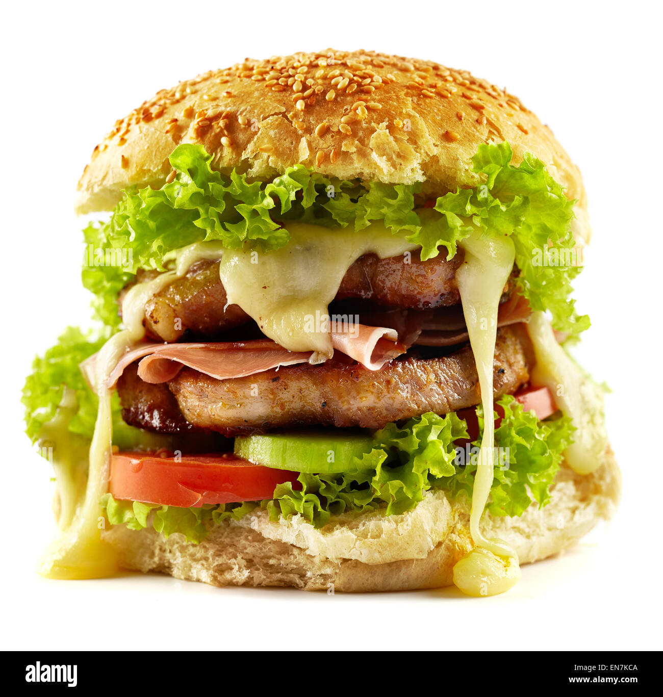 In casa hamburger di manzo con costolette di maiale, pancetta, mix di verdure e fuso il formaggio cheddar Foto Stock