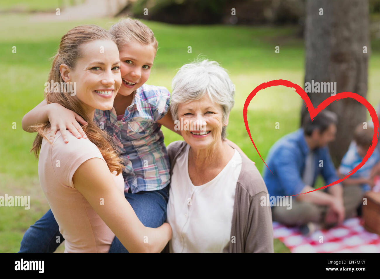 Immagine composita della nonna madre e figlia con la famiglia in background in posizione di parcheggio Foto Stock