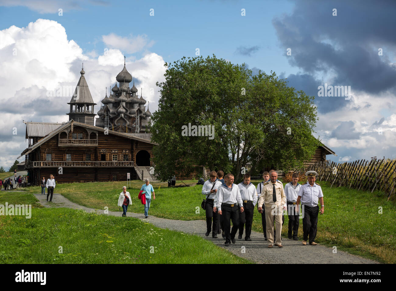 Russia, Kishi isola del Lago Onega, gli uomini della marina russa e turisti nel museo a cielo aperto di Karelian Architettura in Legno Foto Stock