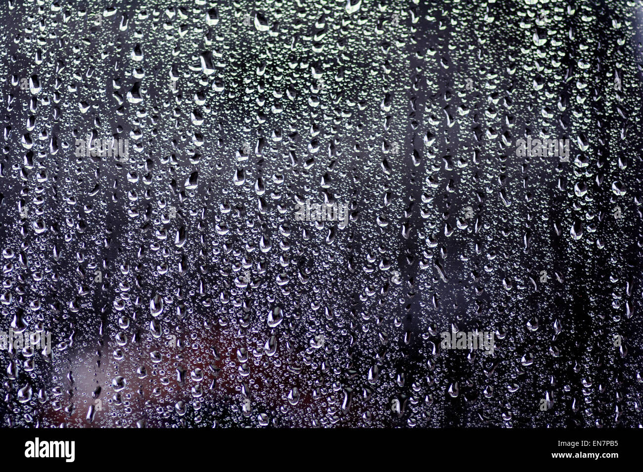 Le goccioline di acqua su un vetro auto dopo un acquazzone tropicale 02 Foto Stock