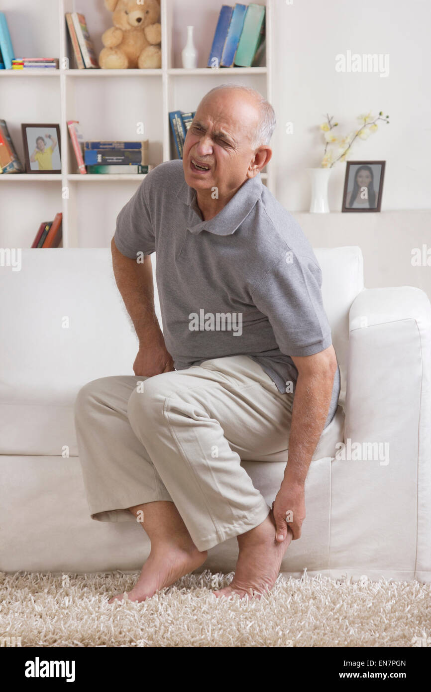 Il vecchio uomo con dolore in piedi Foto Stock