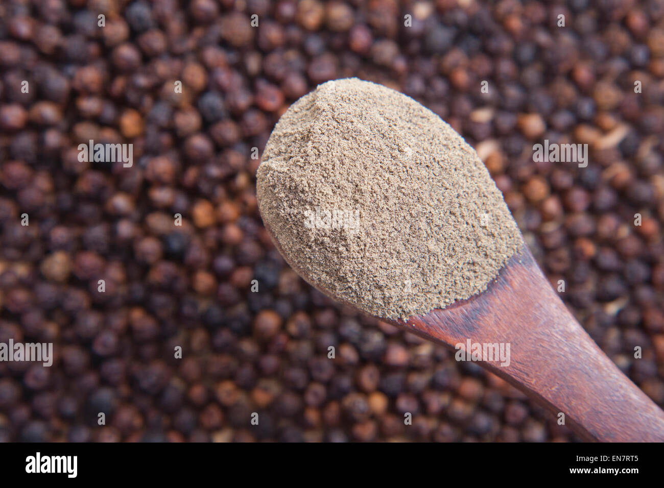 Cucchiaio colmo di pepe nero in polvere Foto Stock