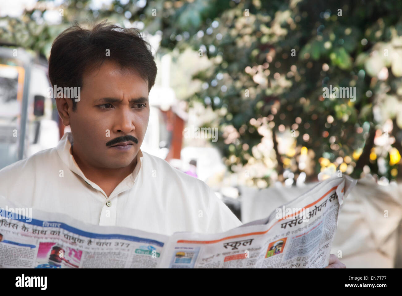 L'uomo leggendo un giornale Foto Stock