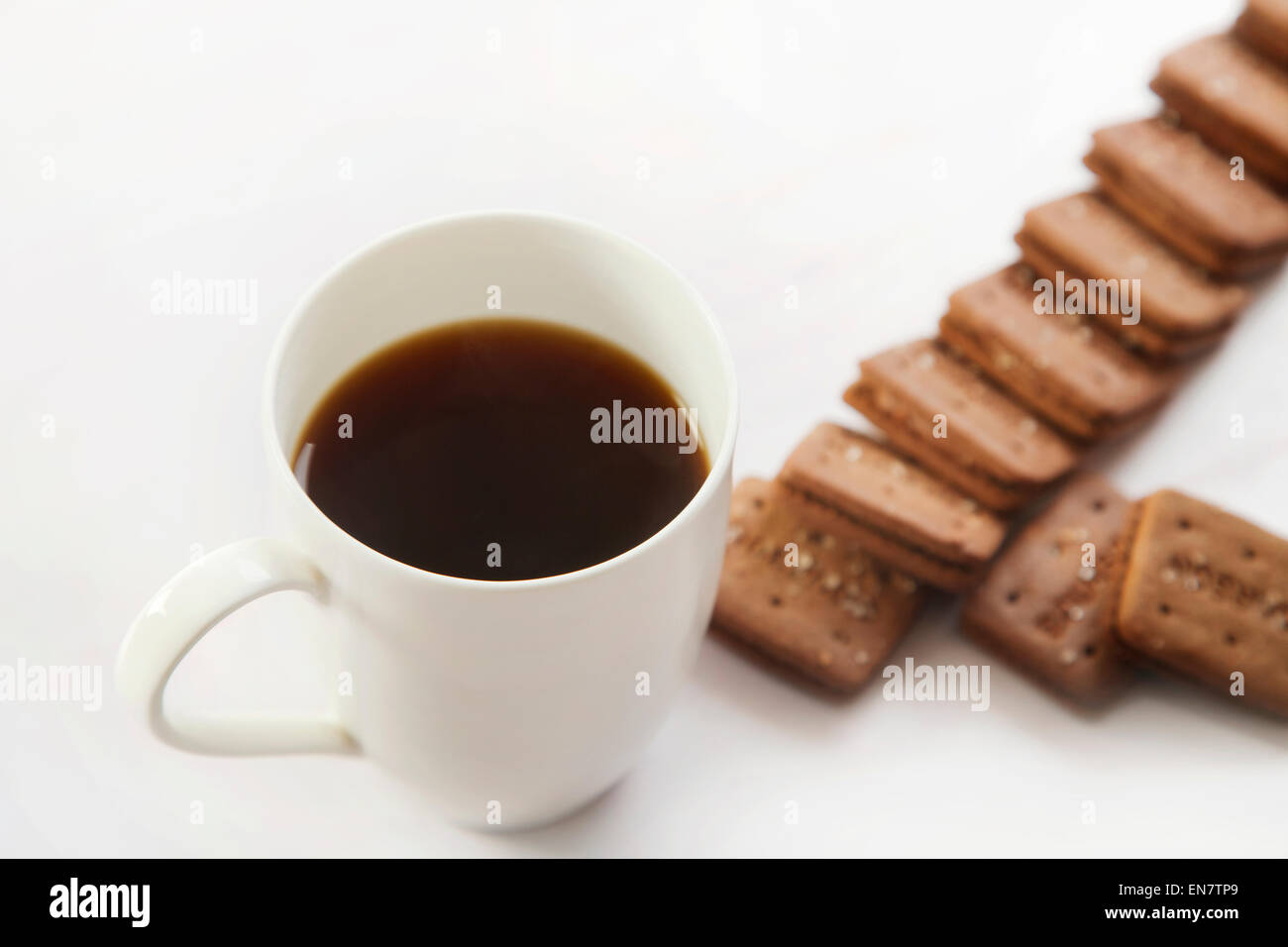 Tazza di caffè e biscotti su sfondo bianco Foto Stock