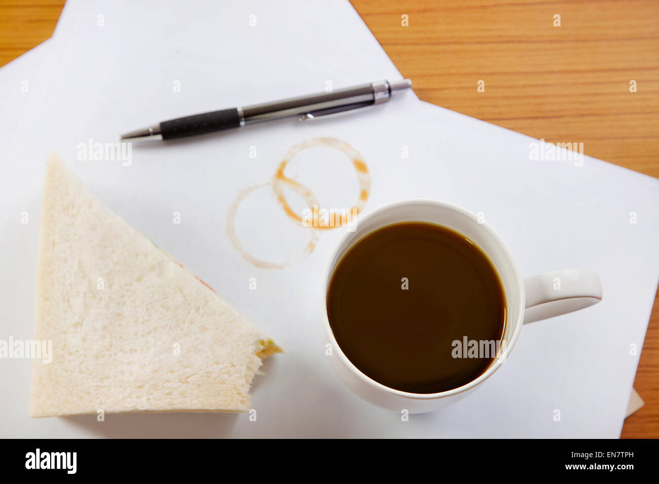 Il caffè e il panino sulla scrivania Foto Stock