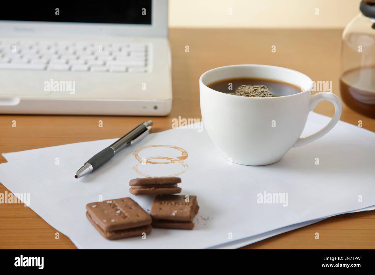 Caffè e biscotti sulla scrivania Foto Stock