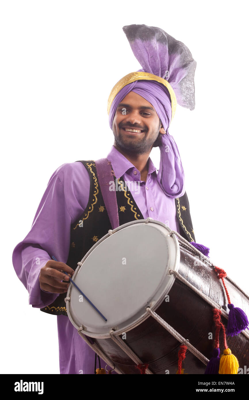 Ritratto di uomo Sikh giocando su tamburi Foto Stock