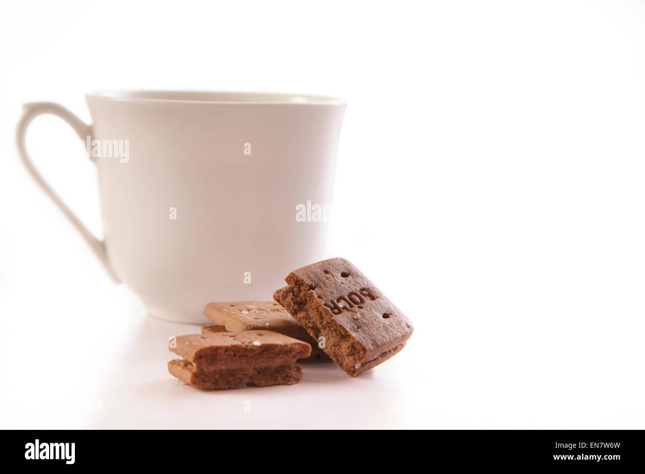 Tazza di caffè e biscotti su sfondo bianco Foto Stock