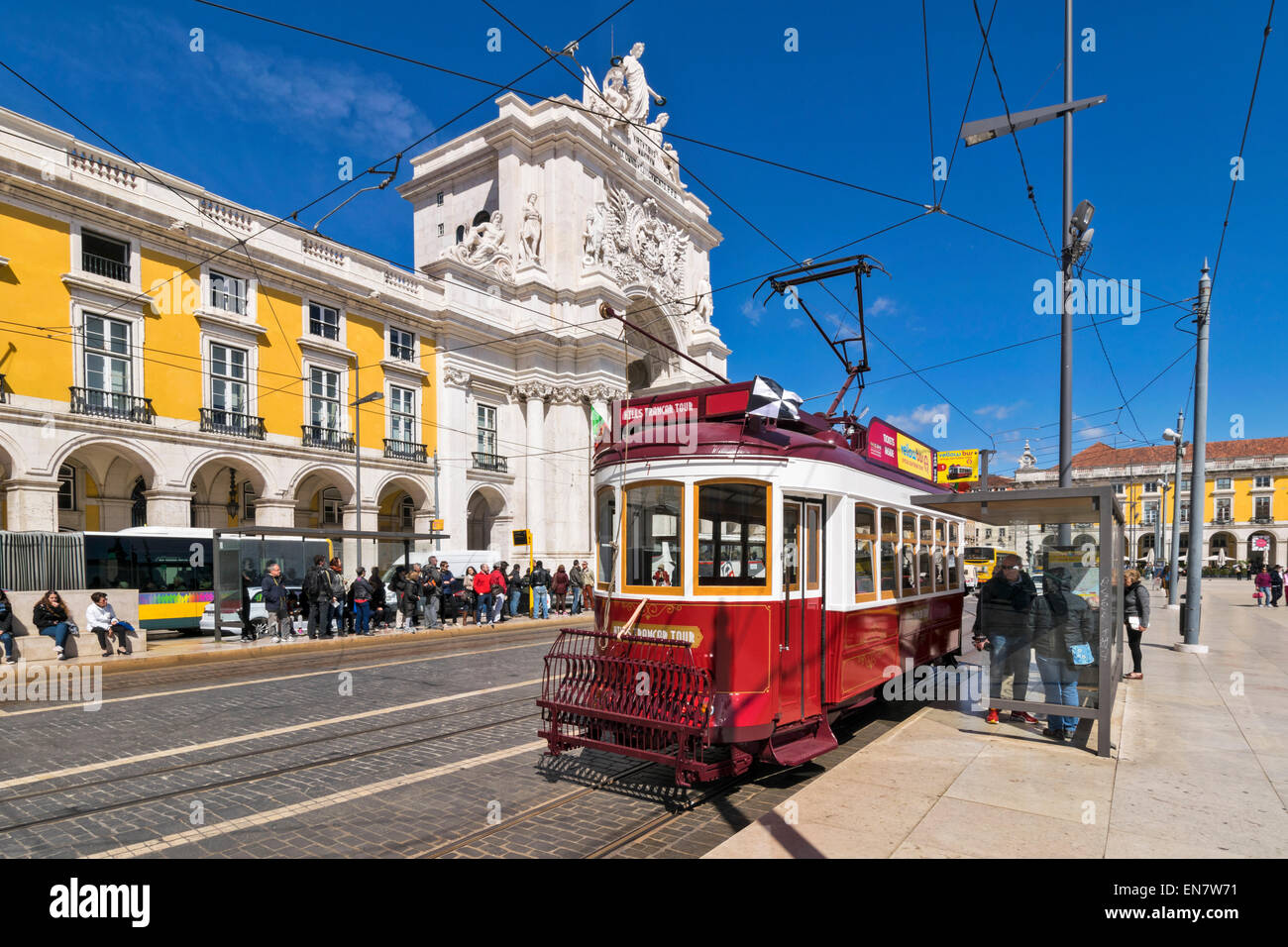 Lisbona PORTUGALTHE Praca do Comercio quadrato con ARCATA DI ARCO DA Rua Augusta e tram rosso Foto Stock
