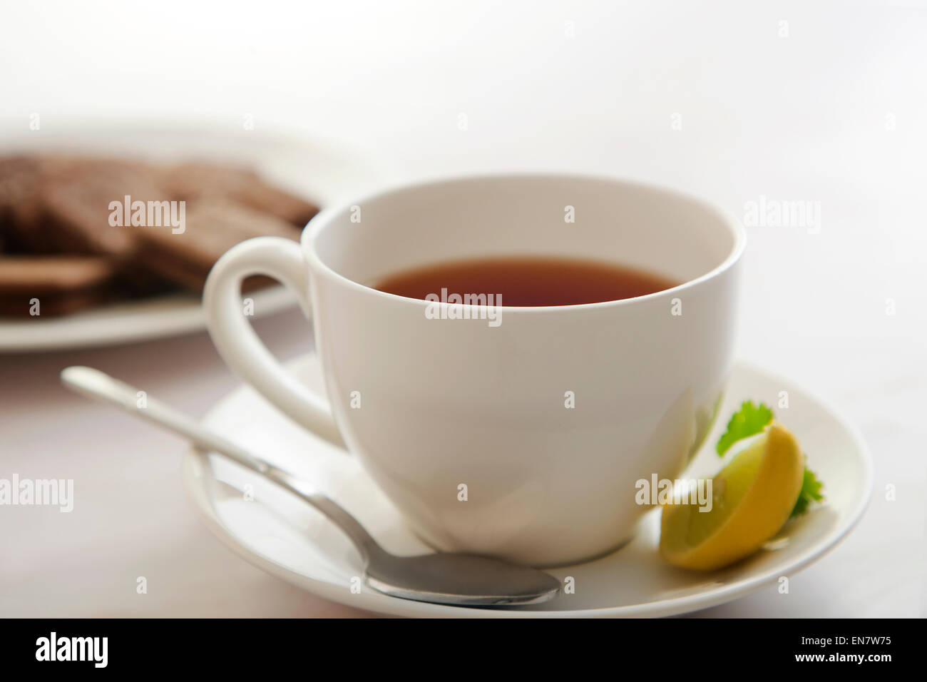 Close-up di un set per la preparazione di tè con il limone Foto Stock